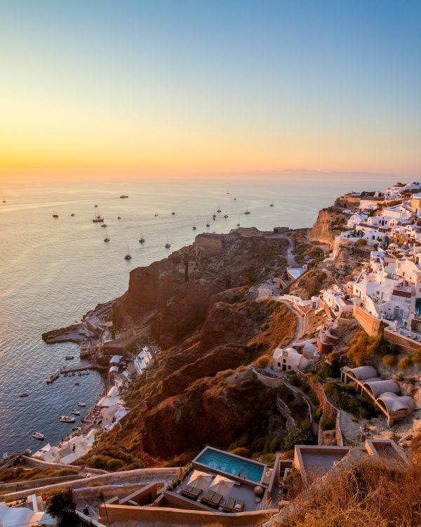Sunset,Sun,View,Of,Traditional,Greek,Village,Oia,On,Santorini